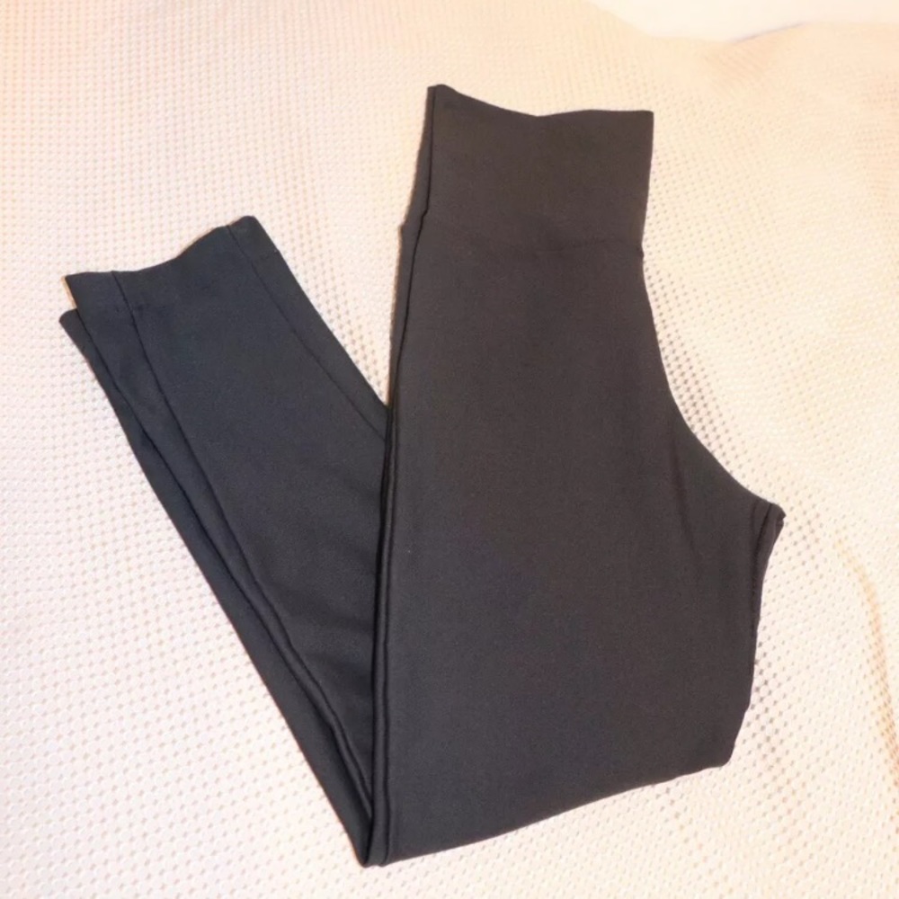 aum couture Cropped Legging Size XS